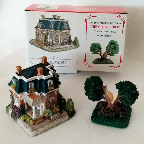 Christmas Village Building Rosie’s Flower Shop and the Oldest Tree - Picture 2 of 12